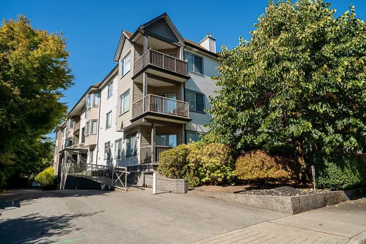 304 5489 201 STREET, Langley, British Columbia V3A1P8