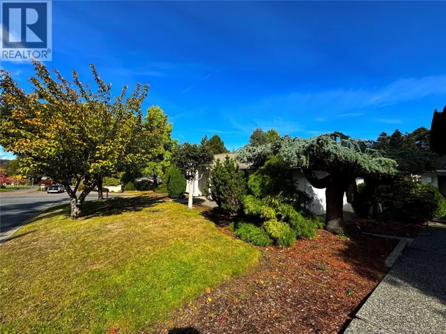 1096 Valewood Trail, Saanich, British Columbia V8X5E3