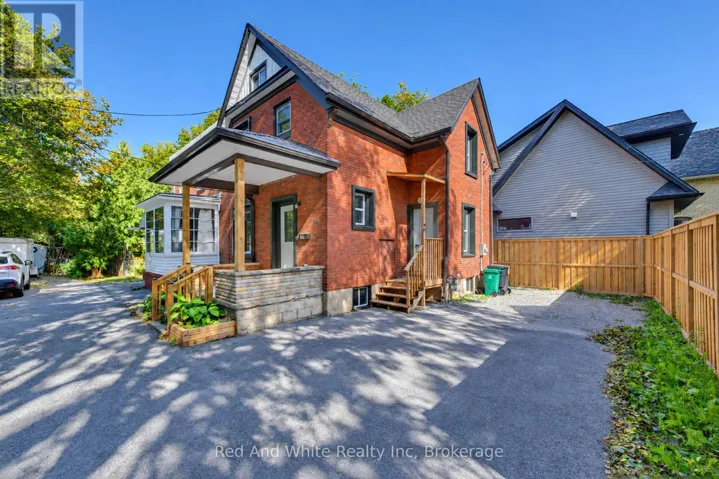18 MIEHM PLACE, Kitchener, Ontario N2H2K9