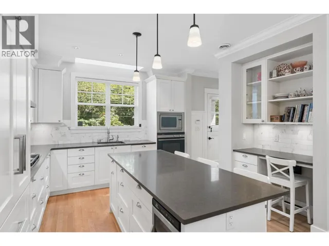 2071 ESQUIMALT AVENUE, West Vancouver, British Columbia V7V1S3