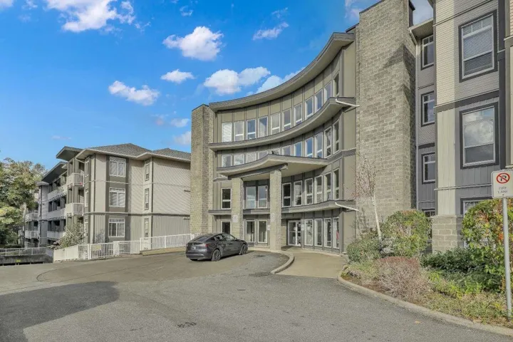 220 13277 108 AVENUE, Surrey, British Columbia V3T0A9
