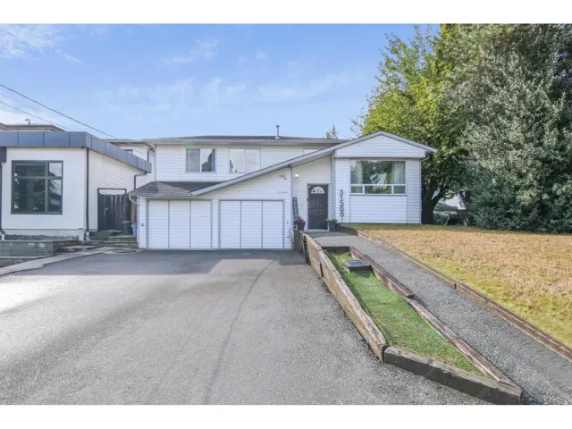 31568 OAKRIDGE CRESCENT, Abbotsford, British Columbia V2T6A6