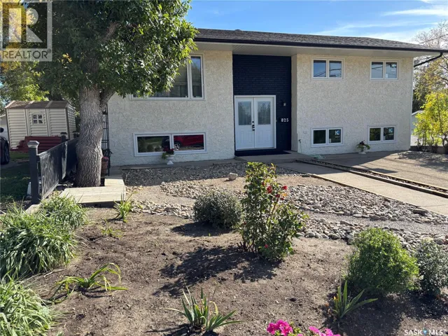 825 7th AVENUE NW, Moose Jaw, Saskatchewan S6H4C1