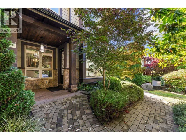 1 651 W 14TH STREET, North Vancouver, British Columbia V7M1R3