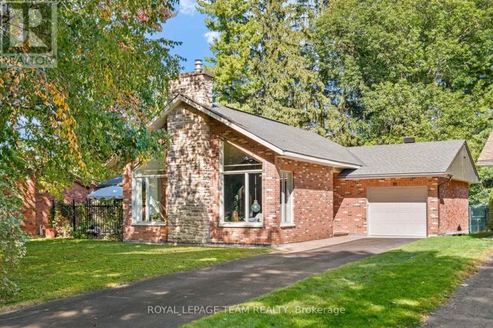 33 RUTHERFORD CRESCENT, Ottawa, Ontario K2K1N1
