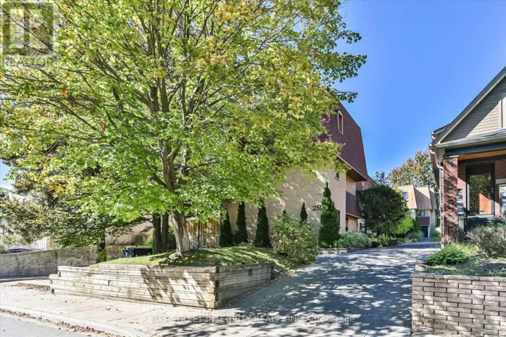 7 - 250 ERSKINE AVENUE, Toronto (Mount Pleasant East), Ontario M4P1Z4