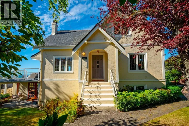 1104 ESQUIMALT AVENUE, West Vancouver, British Columbia V7T1K1