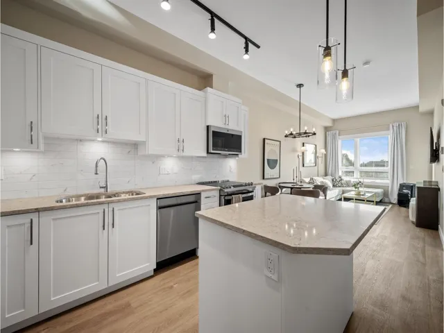 A321 8233 208B STREET STREET, Langley, British Columbia V2Y4M7