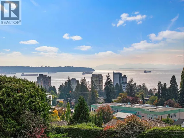 2077 KINGS AVENUE, West Vancouver, British Columbia V7V2B7