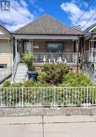 40 AVON AVENUE, Toronto (Rockcliffe-Smythe), Ontario M6N3W7
