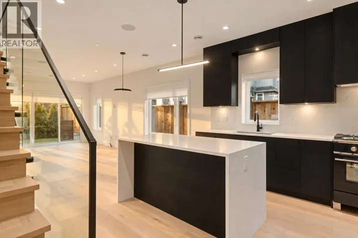 1 2539 GRANT STREET, Vancouver, British Columbia V5K3G6