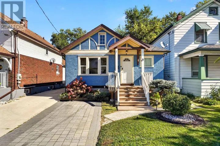 9 MANNING STREET, St. Catharines (E. Chester), Ontario L2R5Z4
