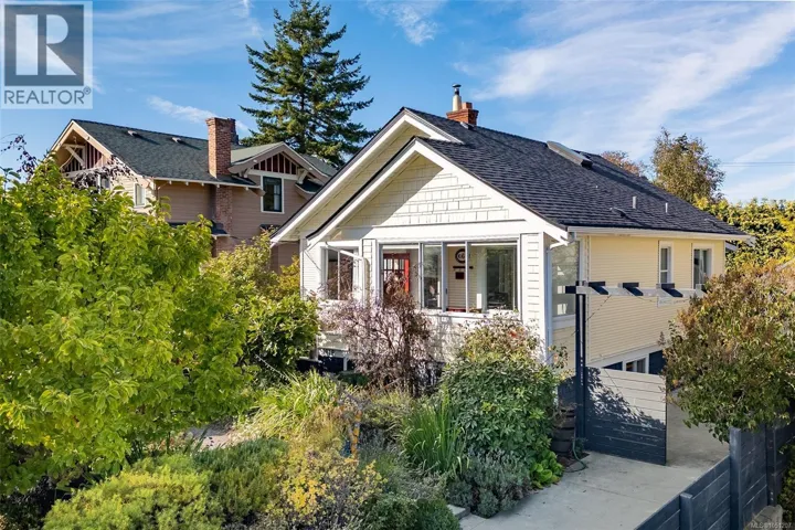 1618 Pinewood Ave, Victoria, British Columbia V8S1K7