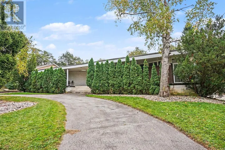 11 SUNCREST DRIVE, Toronto (Bridle Path-Sunnybrook-York Mills), Ontario M3C2L1