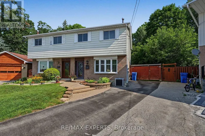 326 OAKWOOD COURT, Newmarket (Huron Heights-Leslie Valley), Ontario L3Y3C8