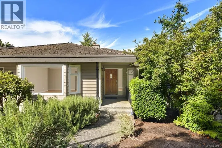 109 2829 Arbutus Rd, Saanich, British Columbia V8N5X5