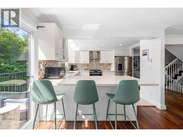 4 230 W 16TH STREET, North Vancouver, British Columbia V7M1T6