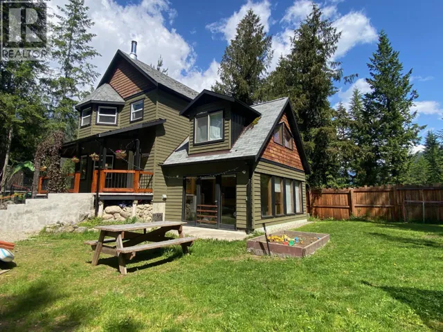 1112 HUME Street, Slocan, British Columbia V0G2C0