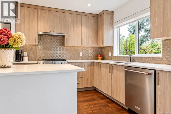 7 1032 Cloverdale Ave, Saanich, British Columbia V8X2T9