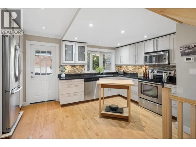 3 230 W 15TH STREET, North Vancouver, British Columbia V7M1S2