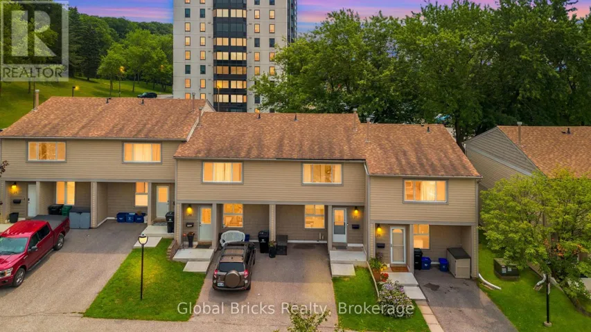 27 - 15 GREEN VALLEY DRIVE, Kitchener, Ontario N2P1K7