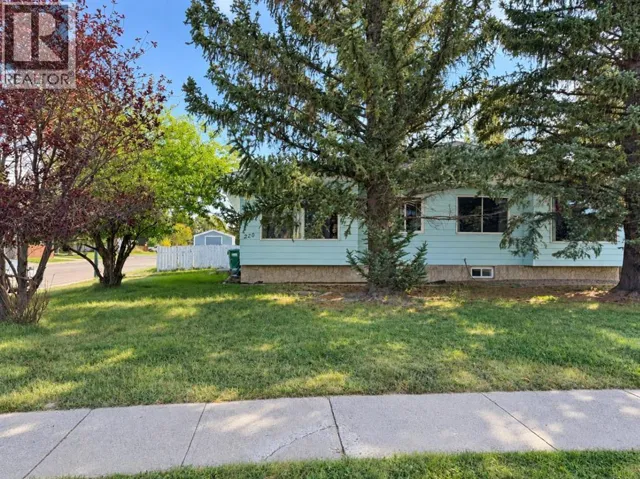 220 Mcgill Boulevard W, Lethbridge, Alberta T1K4C6