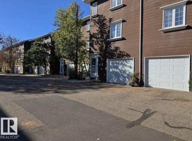 17072 67 AV NW, Edmonton, Alberta T5T1Y8