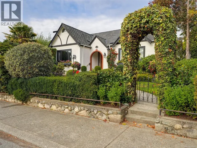 2390 Musgrave St, Oak Bay, British Columbia V8R5Y2