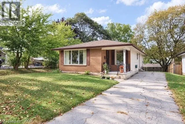 90 PEPPERWOOD Crescent, Kitchener, Ontario N2A2R3