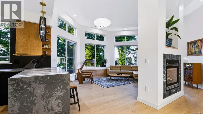 15 60 Dallas Rd, Victoria, British Columbia V8V1A2