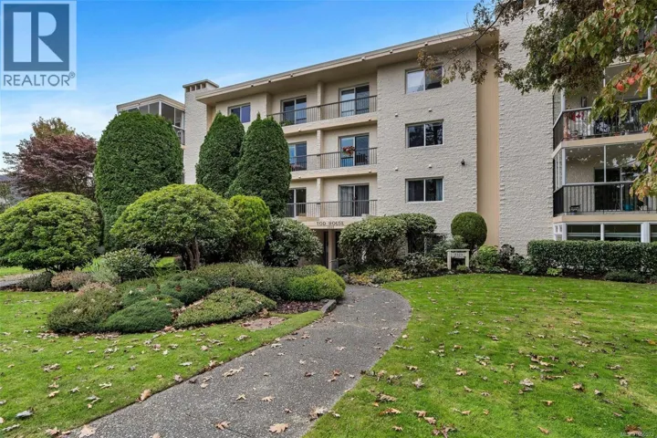 302 2323 Hamiota St, Oak Bay, British Columbia V8R2N1