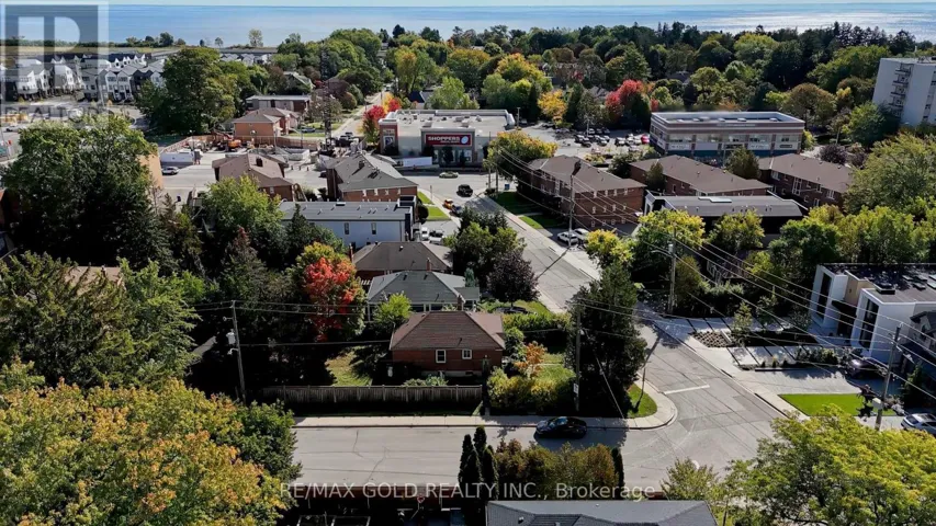 11 PINE AVENUE N, Mississauga (Port Credit), Ontario L5H2P7