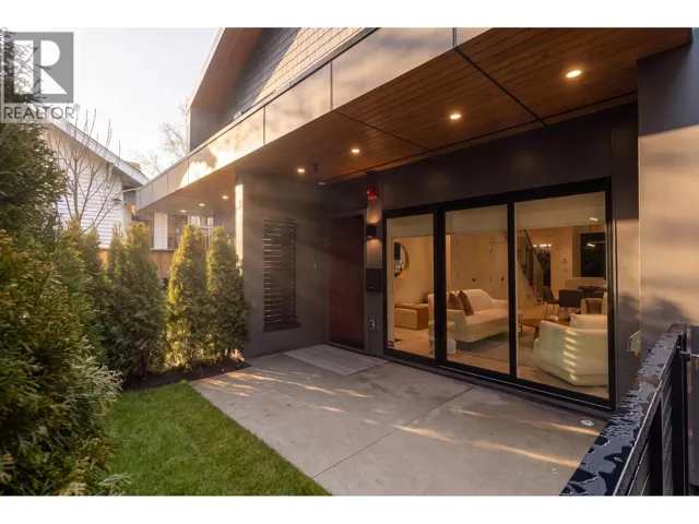 2 2539 GRANT STREET, Vancouver, British Columbia V5K3G6