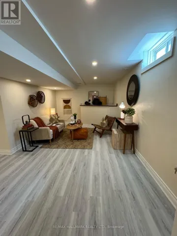 ROOM 2 - 248 CROSSLAND GATE, Newmarket (Glenway Estates), Ontario L3X1A9