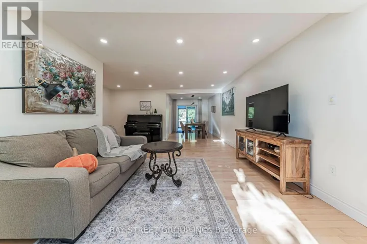 1111 KENT AVENUE, Oakville (CP College Park), Ontario L6H1Z9