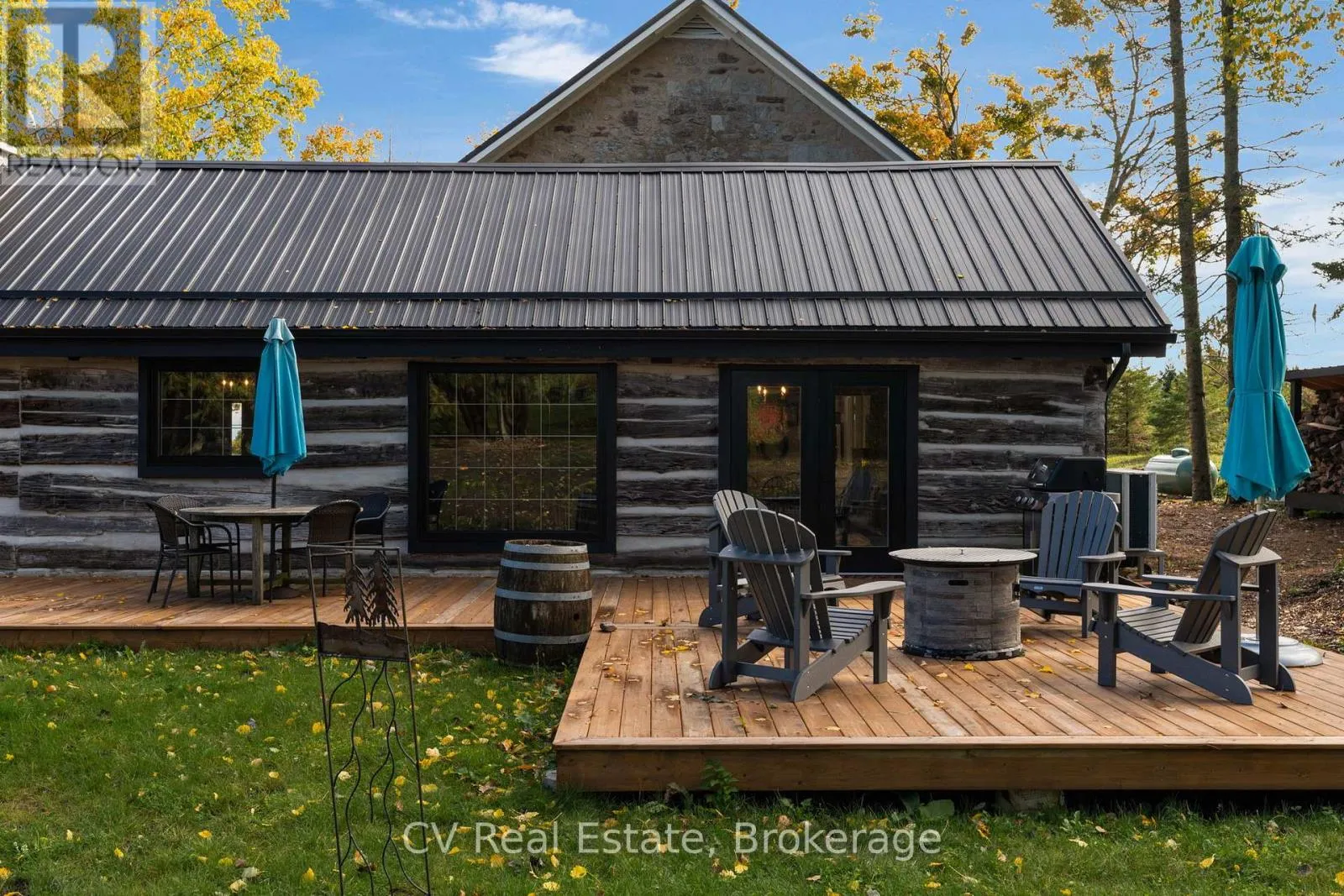 Expansive deck for outdoor entertaining Expansive deck for outdoor entertaining
