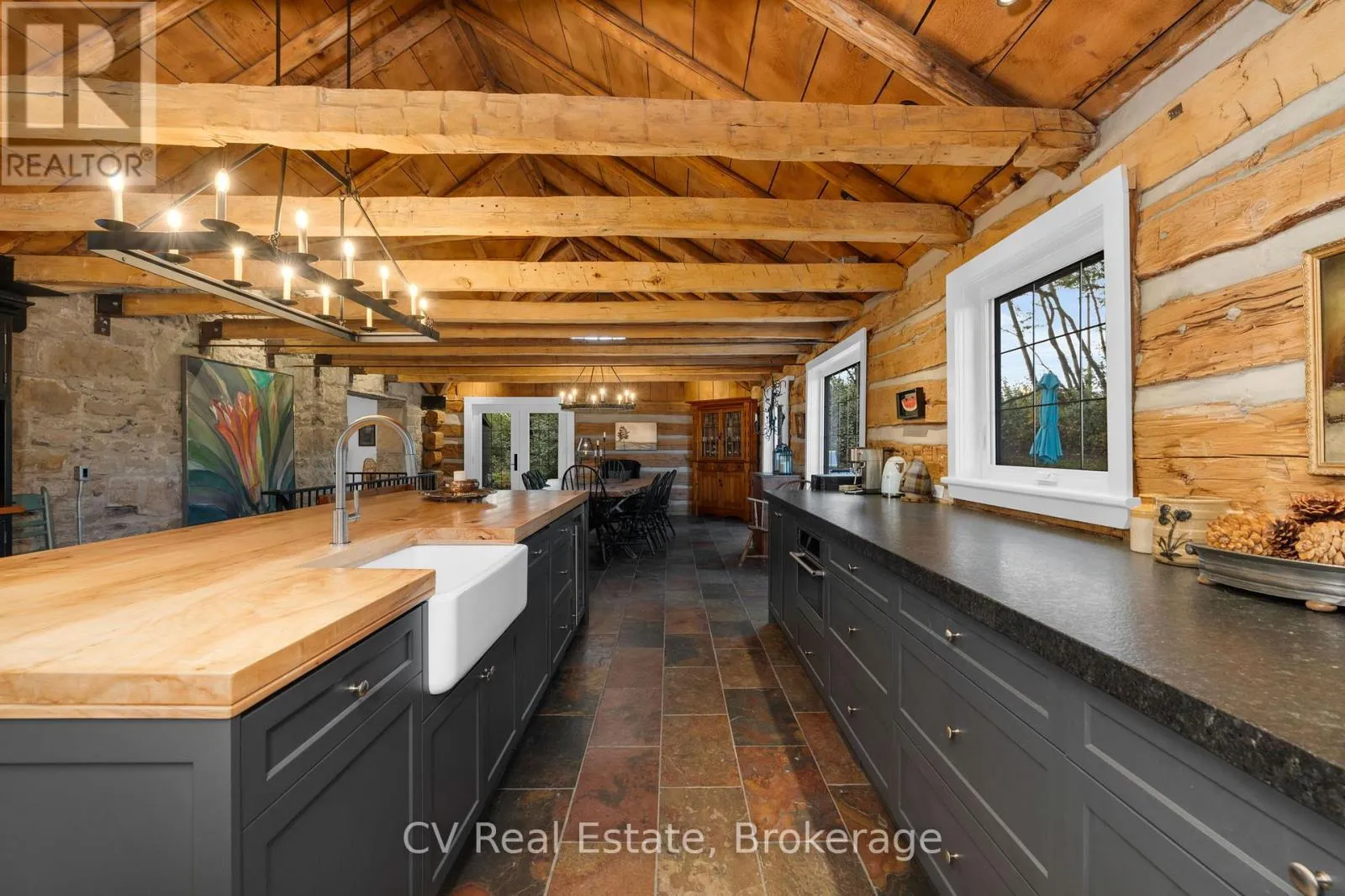 Vaulted ceilings & exposed beams Vaulted ceilings & exposed beams