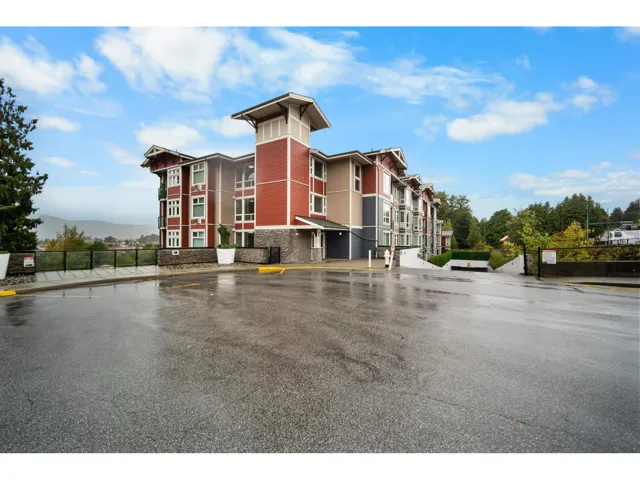 111 2242 WHATCOM ROAD, Abbotsford, British Columbia V3G0G3
