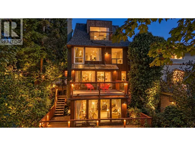 2069 WESTVIEW DRIVE, North Vancouver, British Columbia V7M3B1