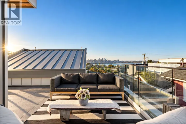 2 233 W 5TH STREET, North Vancouver, British Columbia V7M1J9