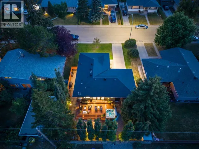 20 Gainsborough Drive SW, Calgary, Alberta T3E4W7