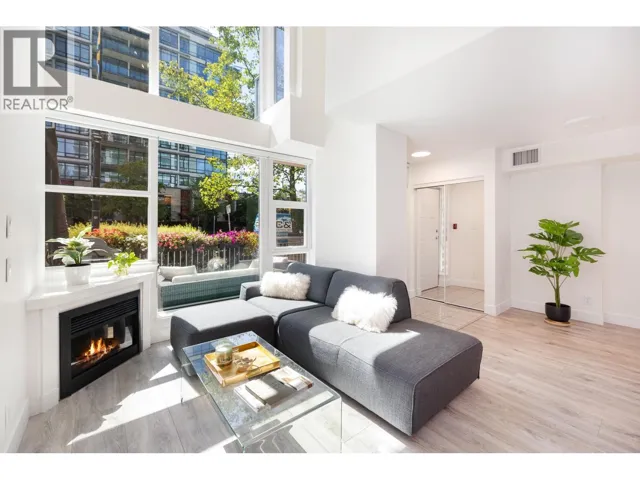 TH8 168 E ESPLANADE AVENUE, North Vancouver, British Columbia V7L4X8
