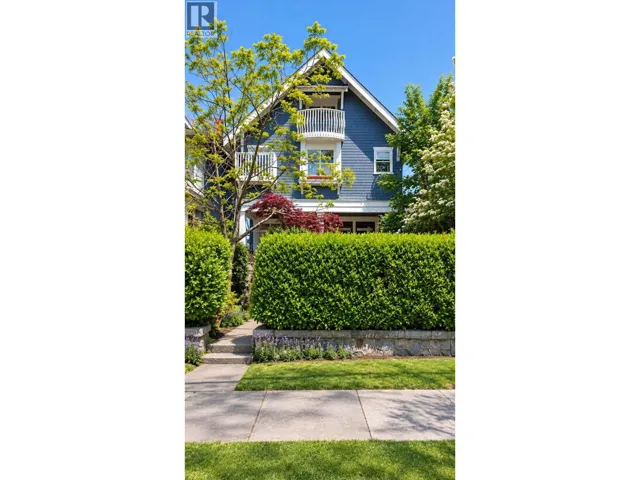 1951 NAPIER STREET, Vancouver, British Columbia V5L2N6