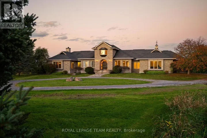 285 PINHEY POINT ROAD, Ottawa, Ontario K0A1T0