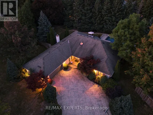 8 FENDLEY COURT, Brampton (Snelgrove), Ontario L6Z3H9
