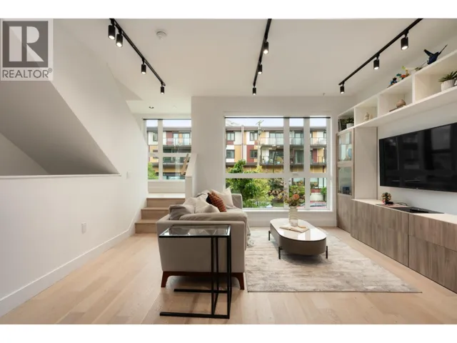 3984 DUMFRIES STREET, Vancouver, British Columbia V5N0J1