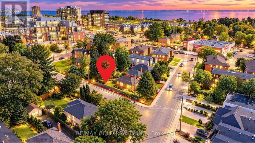 11 PINE AVENUE N, Mississauga (Port Credit), Ontario L5H2P7