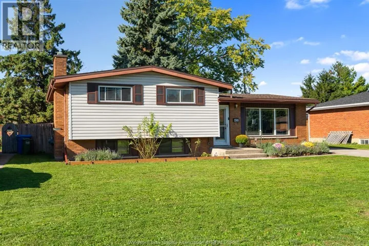 2505 LONGFELLOW, Windsor, Ontario N9E2K8