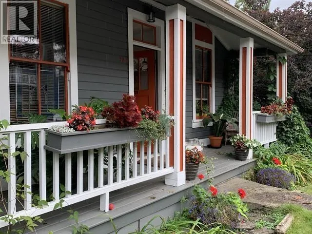 324 TENTH STREET, New Westminster, British Columbia V3M3Y5