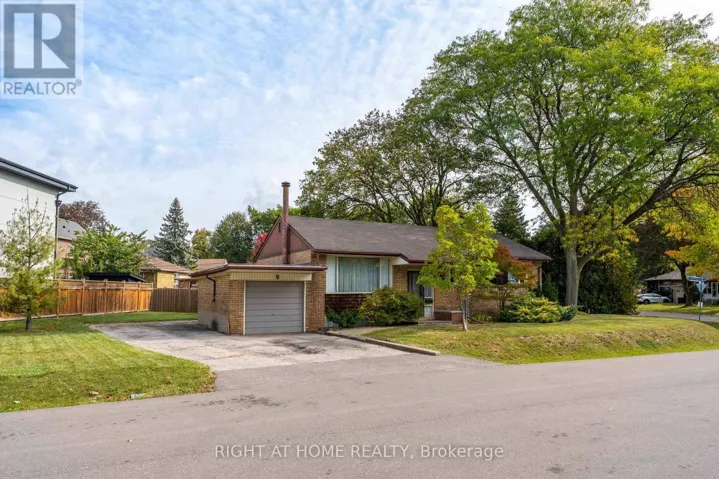 9 APPLEDALE ROAD, Toronto (Princess-Rosethorn), Ontario M9B5G5